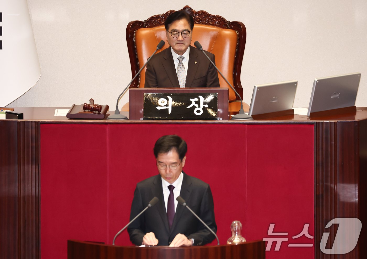 본문 이미지 - 우원식 국회의장이 2일 오후 서울 여의도 국회에서 열린 제418회국회&#40;정기회&#41; 제14차 본회의에서 정명호 국회 의사국장의 최재해 감사원장, 이창수 서울중앙지검장, 조상원 4차장검사, 최재훈 반부패수사2부장 등에 대한 탄핵소추안 보고를 듣고 있다. 2024.12.2/뉴스1 ⓒ News1 김민지 기자