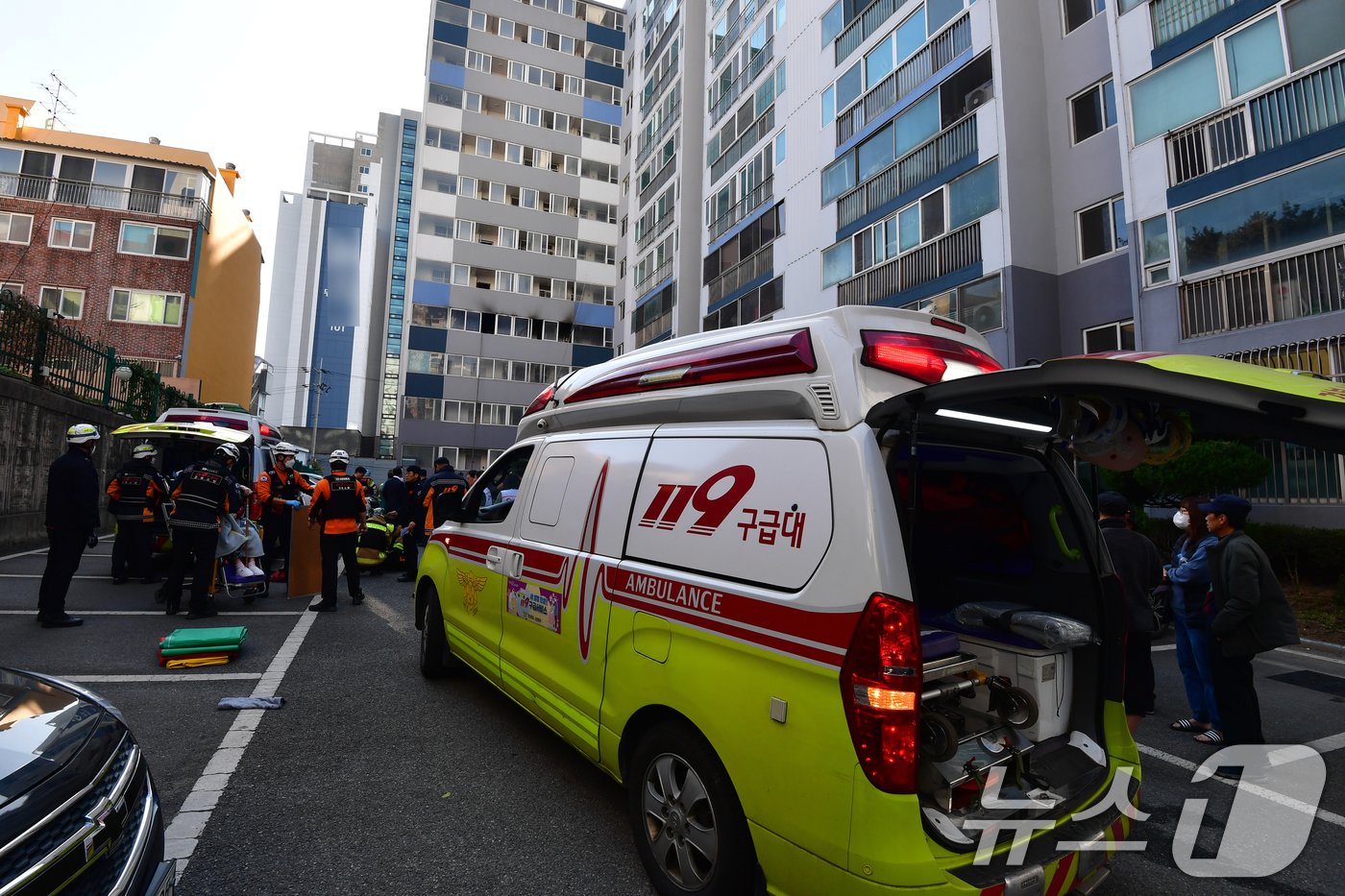본문 이미지 - 2일 오전 11시36분쯤 경북 포항시 북구 두호동에 있는 12층짜리 아파트 4층세대에서 원인을 알 수 없는 불이 났다. 신고를 받고 출동한 119구급대원들이 환자를 이송하고 있다. 2024.12.2/뉴스1 ⓒ News1 최창호 기자
