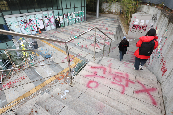 동덕여대 학생 10명 중 4명 "래커칠 복구는 교비로만 해야"
