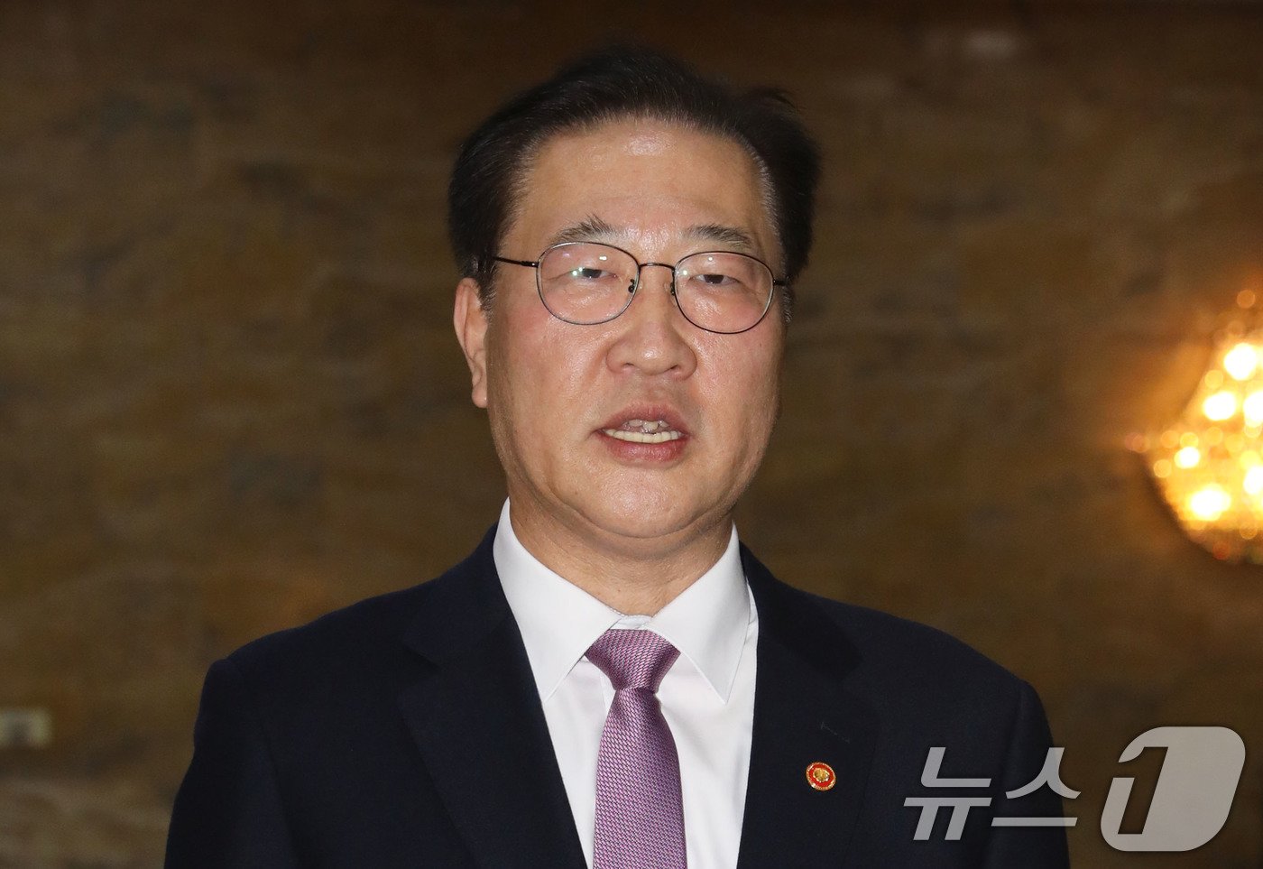 본문 이미지 - 박성재 법무부장관이 2일 오후 서울 여의도 국회에서 열린 본회의를 마친뒤 이창수 서울중앙지검장 등 검사 3명에 대한 탄핵소추안과 관련한 입장을 밝히고 있다. 2024.12.2/뉴스1 ⓒ News1 이광호 기자