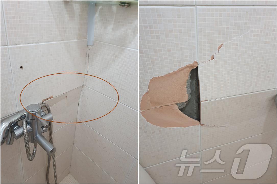 본문 이미지 - 화장실 벽면 타일이 깨진 모습&#40;독자제공&#41;/뉴스1