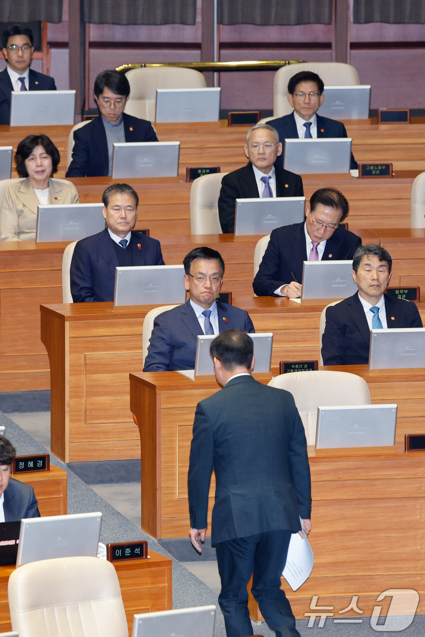 (서울=뉴스1) 안은나 기자 = 국회 예산결산특별위원회 허영 더불어민주당 간사가 2일 오후 서울 여의도 국회에서 열린 제418회국회(정기회) 제14차 본회의에서 2023회계연도 결 …