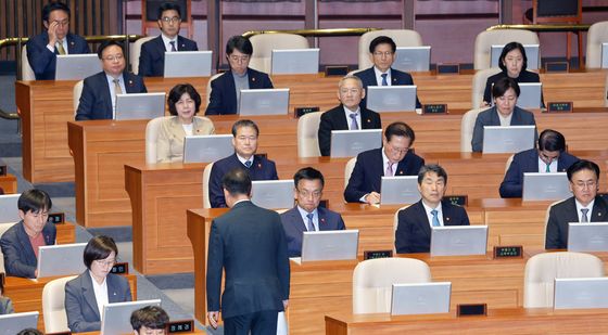 예결위 野 간사 바라보는 국무위원들