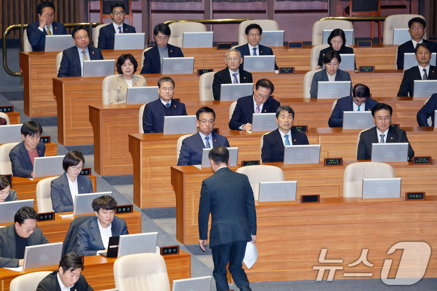 (서울=뉴스1) 안은나 기자 = 국회 예산결산특별위원회 허영 더불어민주당 간사가 2일 오후 서울 여의도 국회에서 열린 제418회국회(정기회) 제14차 본회의에서 2023회계연도 결 …