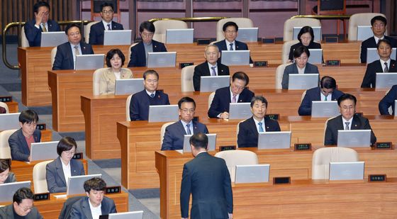 예결위 野 간사 바라보는 국무위원들