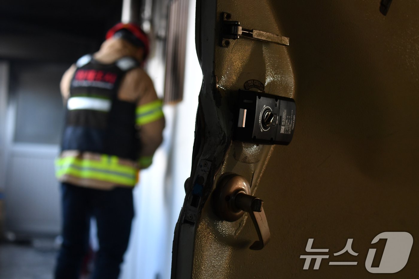 본문 이미지 - 2일 오전 11시36분쯤 경북 포항시 북구 두호동에 있는 12층짜리 아파트 4층 세대에서 원인을 알 수 없는 불이 났다. 진화작업을 마친 119화재조사관이 현장을 조사하고 있다. 2024.12.2/뉴스1 ⓒ News1 최창호 기자