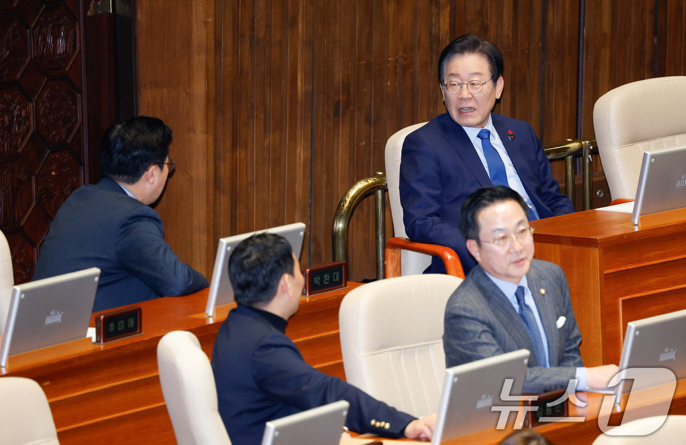 (서울=뉴스1) 안은나 기자 = 이재명 더불어민주당 대표가 2일 오후 서울 여의도 국회에서 열린 제418회국회(정기회) 제14차 본회의에서 박찬대 원내대표와 대화하고 있다. 202 …