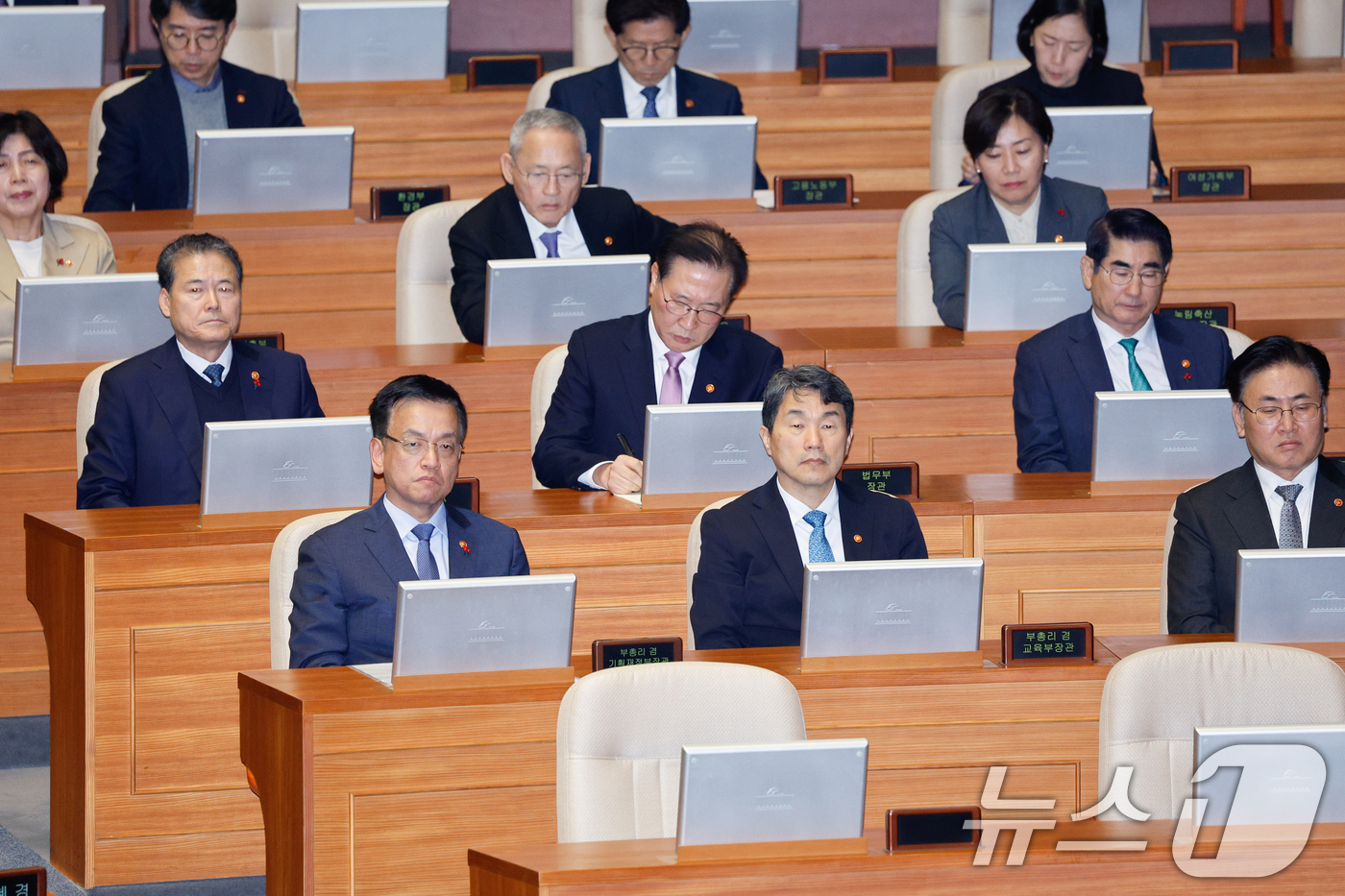 (서울=뉴스1) 안은나 기자 = 최상목 경제부총리 겸 기획재정부 장관(앞줄 왼쪽부터), 이주호 사회부총리 겸 교육부 장관, 유상임 과학기술정보통신부 장관 등 국무위원들이 2일 오후 …