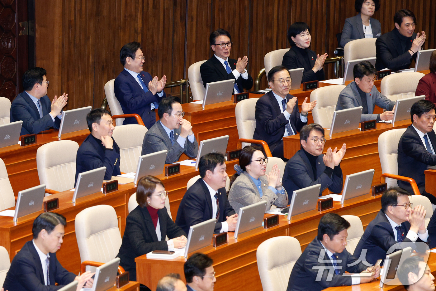 (서울=뉴스1) 안은나 기자 = 박찬대 더불어민주당 원내대표(맨 끝 왼쪽부터), 이재명 대표, 김민석, 전현희, 한준호 최고위원 등이 2일 오후 서울 여의도 국회에서 열린 제418 …