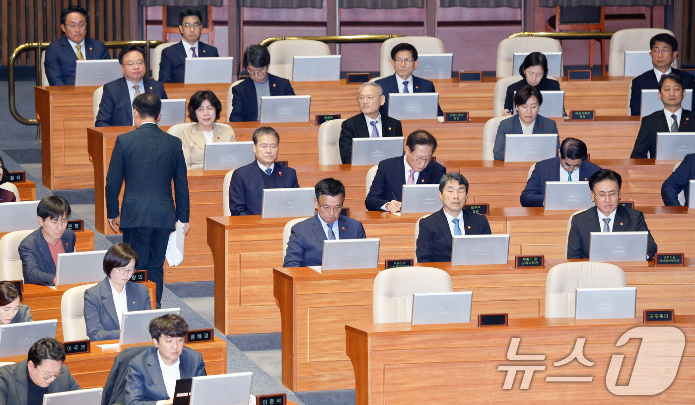 (서울=뉴스1) 안은나 기자 = 국회 예산결산특별위원회 허영 더불어민주당 간사가 2일 오후 서울 여의도 국회에서 열린 제418회국회(정기회) 제14차 본회의에서 2023회계연도 결 …