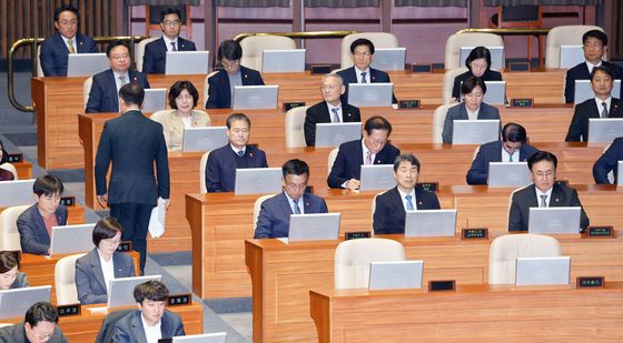 본회의 자리한 국무위원들