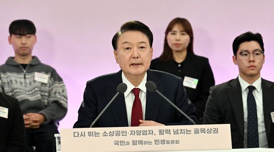 외신도 '계엄령' 긴급 타전…"예고없이 밤늦게 계엄령 선포"