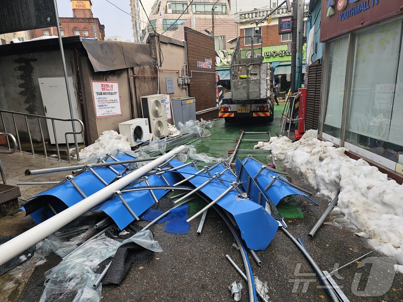 2일 오후 경기 의왕시 부곡동 도깨비시장에 폭설로 무너진 아케이드&#40;비 가림 지붕&#41; 잔해가 널브러져 있다. 2024.12.2/뉴스1 ⓒ News1 김기현 기자