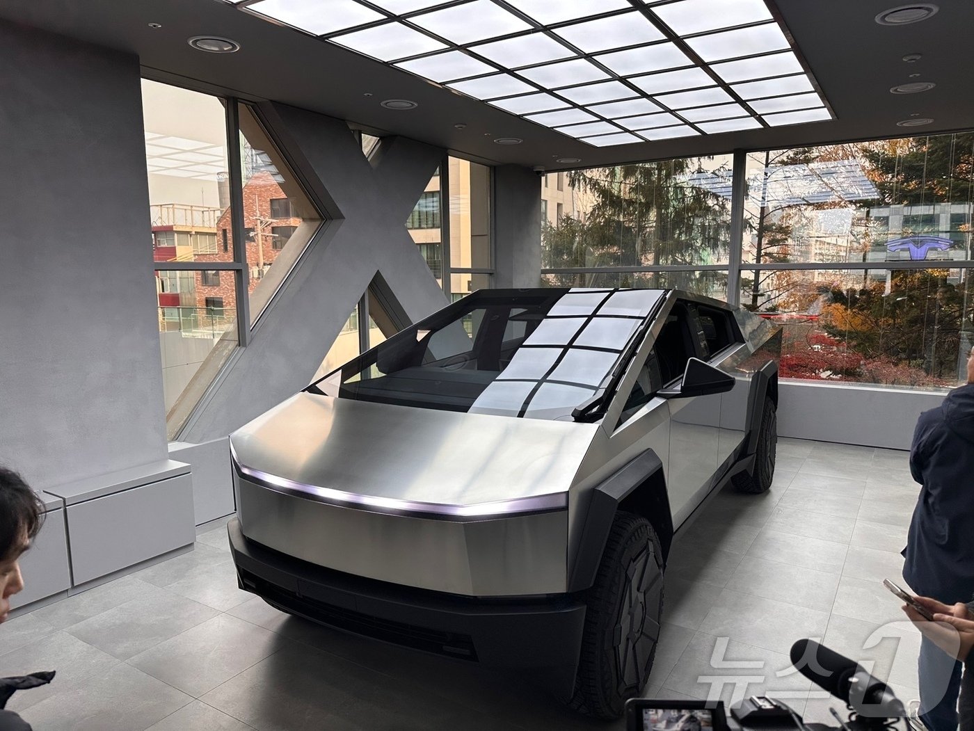 본문 이미지 - 테슬라 강남스토어에 전시된 사이버트럭.ⓒ 뉴스1 이동희 기자 