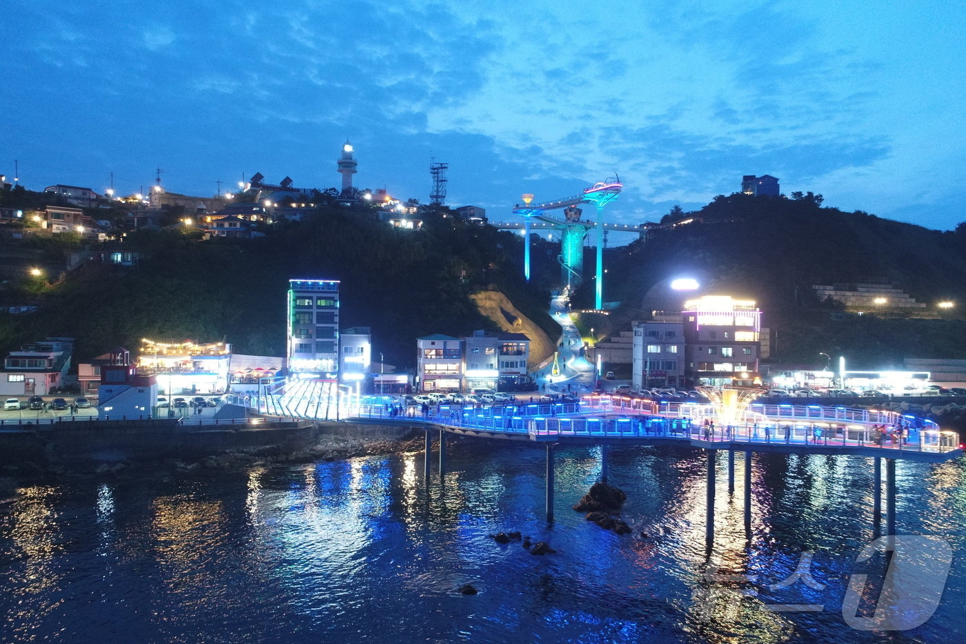 본문 이미지 - 강원 동해시의 새로운 관광명소로 떠오르고 있는 도째비골스카이밸리(사진 뒤쪽)와 해랑전망대 전경.(동해시 제공)