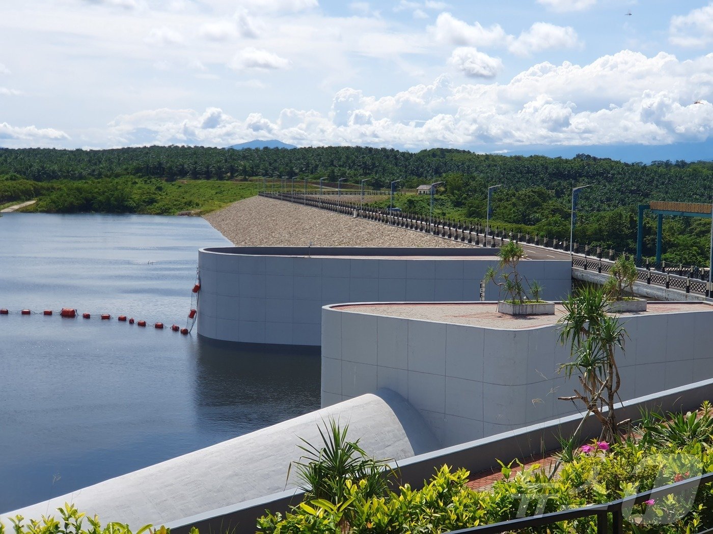 본문 이미지 - 까리안댐 본체에 대한 공사는 98% 정도 마무리된 상태다.ⓒNews1 나혜윤 기자