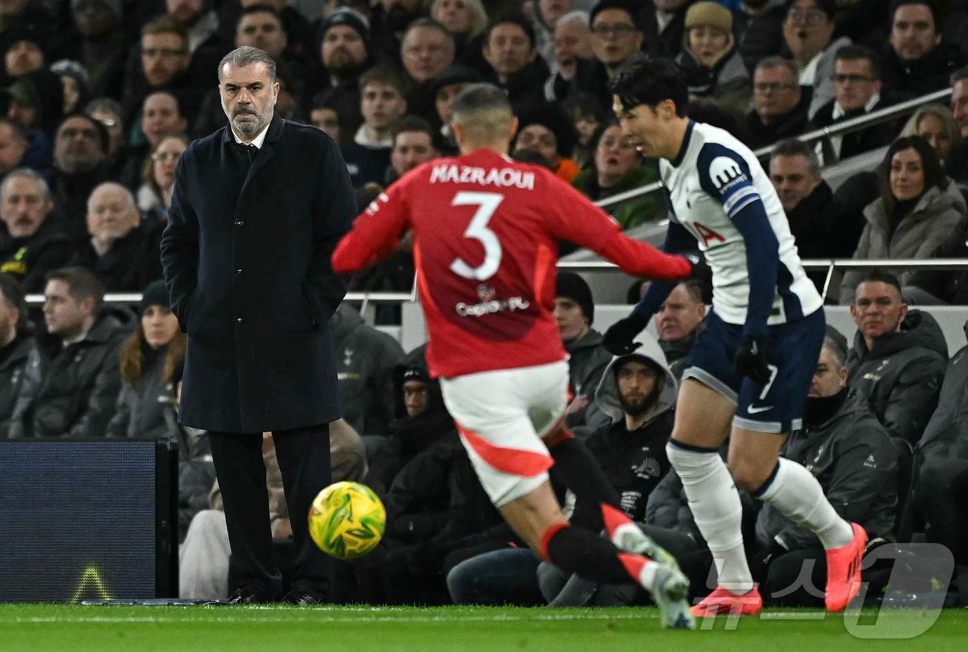 본문 이미지 - 토트넘 홋스퍼 공격수 손흥민(오른쪽)이 20일(한국시간) 열린 2024-25 리그컵 8강 맨체스터 유나이티드전에서 후반 43분 결승 골을 터뜨려 팀의 4강 진출을 이끌었다. ⓒ AFP=뉴스1