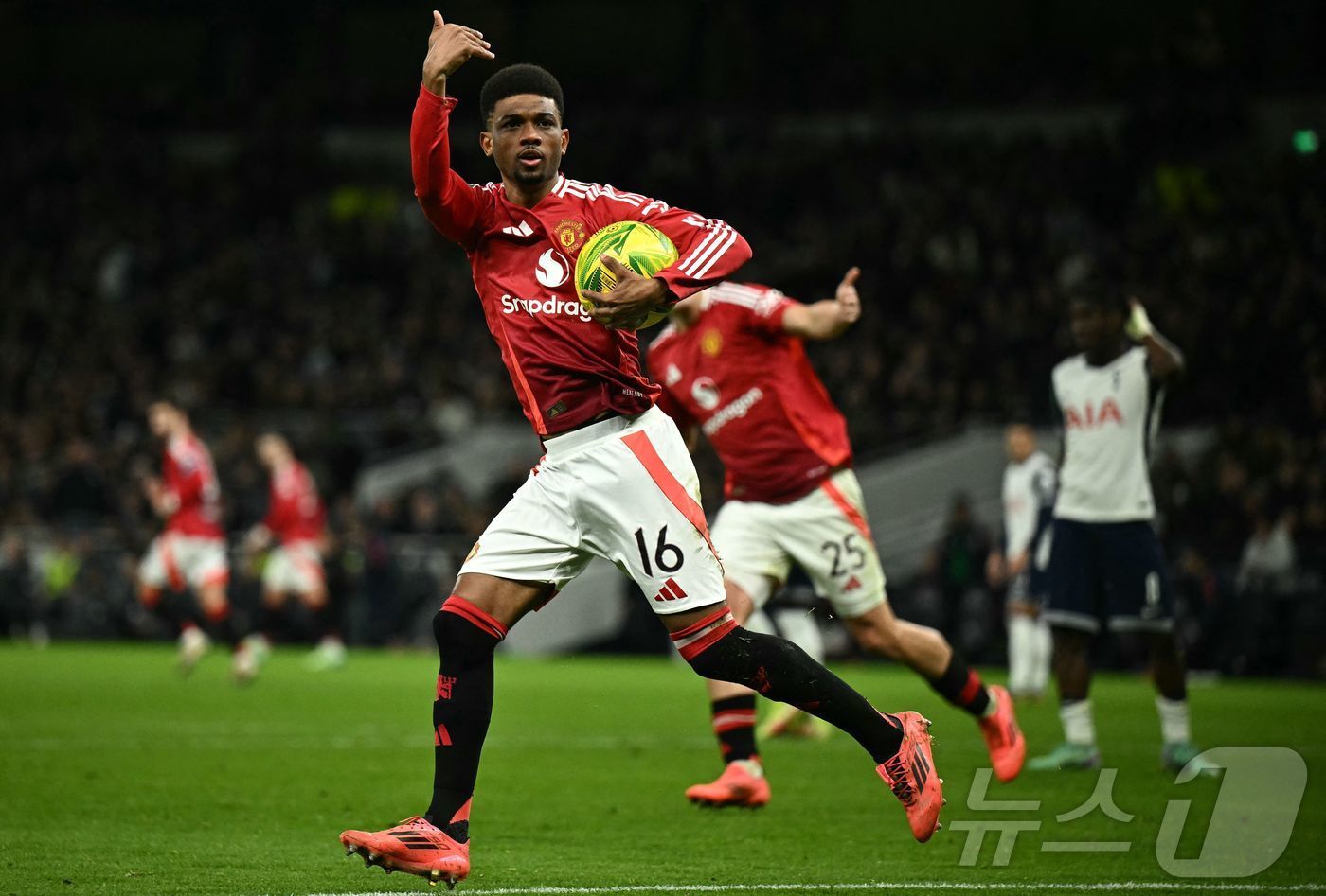 본문 이미지 - 맨체스터 유나이티드는 20일(한국시간) 열린 2024-25 리그컵 8강에서 세 골을 만회했지만 토트넘 홋스퍼에 3-4로 패했다. ⓒ AFP=뉴스1