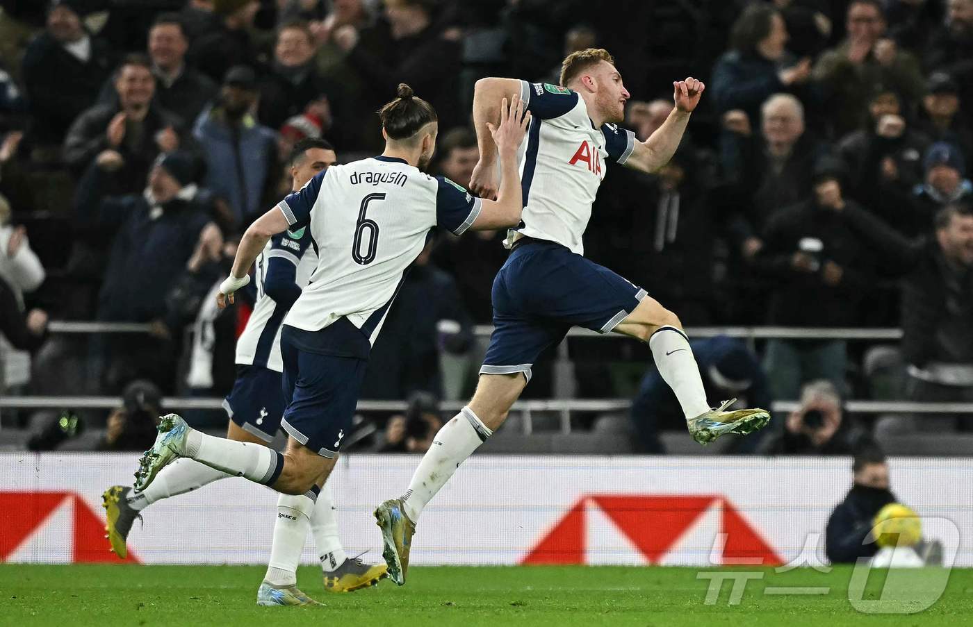 본문 이미지 - 토트넘 홋스퍼 공격수 데얀 쿨루셉스키(오른쪽)가 20일(한국시간) 열린 2024-25 리그컵 8강 맨체스터 유나이티드전에서 후반 1분 골을 터뜨린 후 기뻐하고 있다. ⓒ AFP=뉴스1