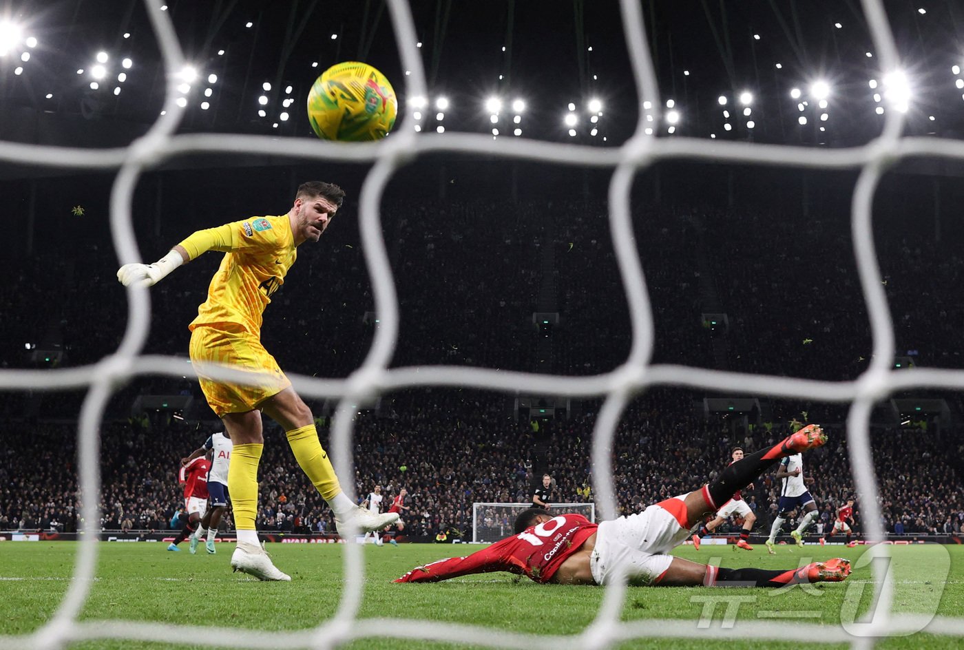 본문 이미지 - 토트넘 홋스퍼의 프레이저 포스터 골키퍼는 20일(한국시간) 열린 2024-25 리그컵 8강 맨체스터 유나이티드전에서 치명적 실수로 2골을 허용하는 등 부진했다. ⓒ 로이터=뉴스1