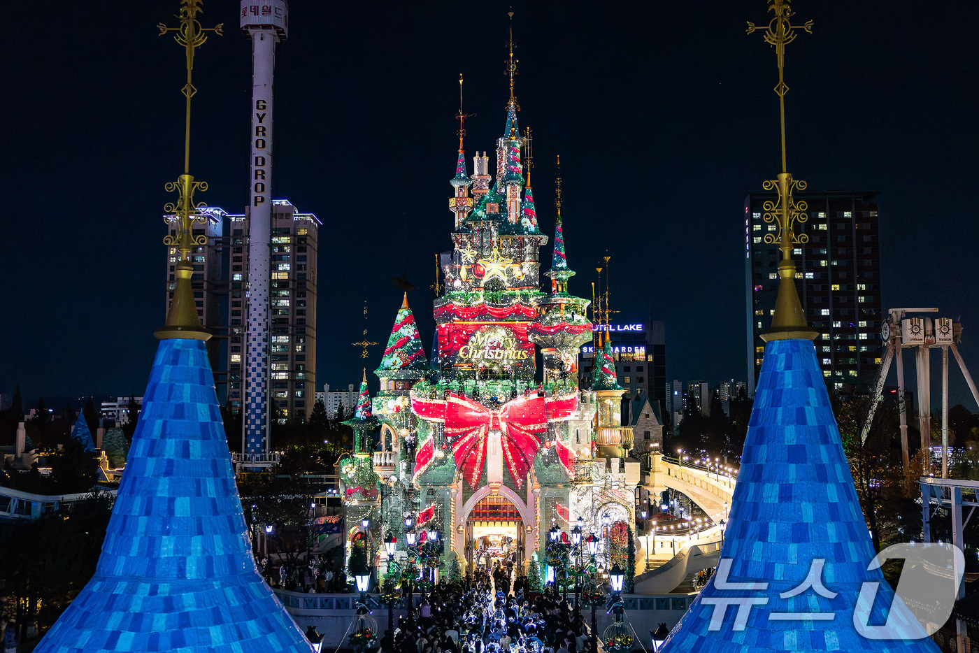 (서울=뉴스1) = 크리스마스 연휴를 앞둔 20일 잠실 롯데 타운 일대가 ‘초대형 크리스마스 타운’으로 꾸며져 연말 나들이객을 끌어모으고 있다. 지난 1일부터 17일까지 롯데월드타 …