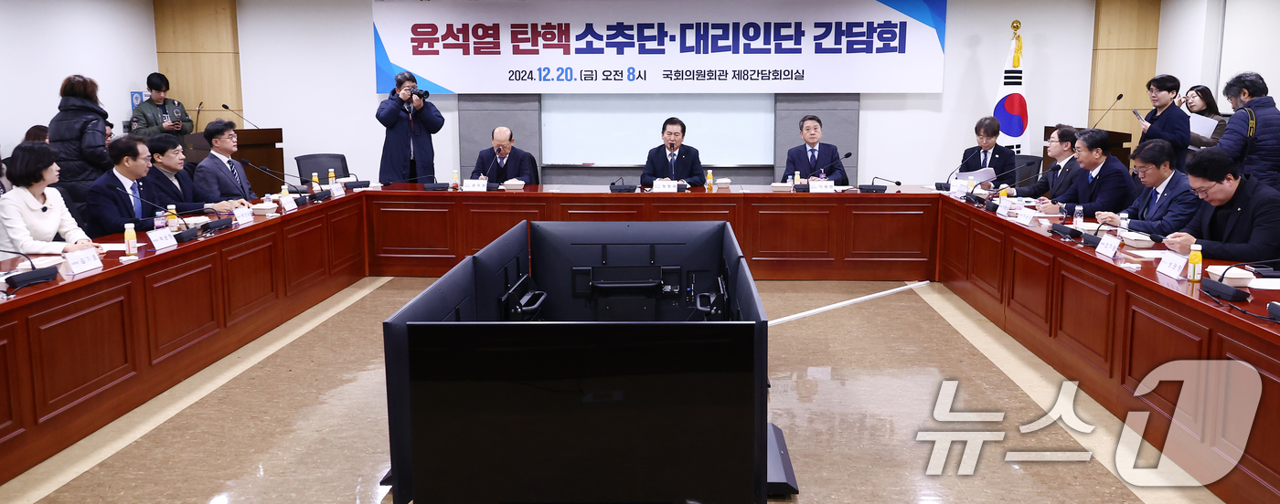 (서울=뉴스1) 김민지 기자 = 윤석열 대통령 탄핵소추위원단장인 정청래 법사위원장(가운데)이 20일 오전 서울 여의도 국회의원회관에서 열린 윤석열 탄핵소추단·대리인단 간담회에서 모 …