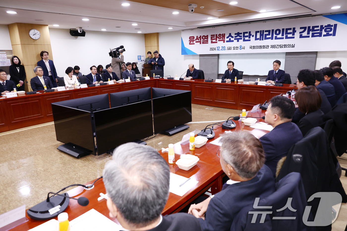 (서울=뉴스1) 김민지 기자 = 윤석열 대통령 탄핵소추위원단장인 정청래 법사위원장이 20일 오전 서울 여의도 국회의원회관에서 열린 윤석열 탄핵소추단·대리인단 간담회에서 모두 발언을 …