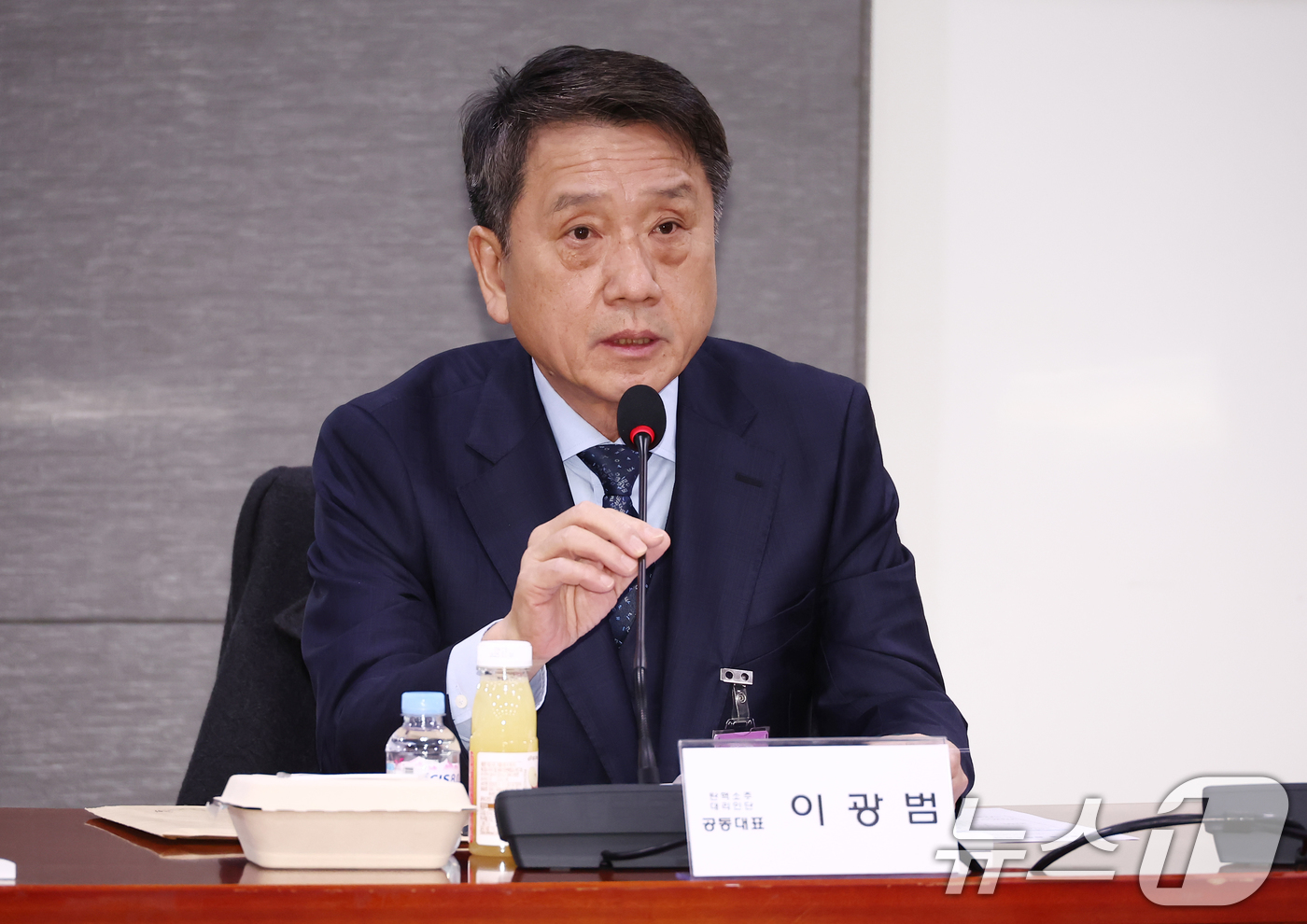 (서울=뉴스1) 김민지 기자 = 윤석열 대통령 탄핵소추대리인단 공동대표인 이광범 전 이명박 내곡동 사저 특검이 20일 오전 서울 여의도 국회의원회관에서 열린 윤석열 탄핵소추단·대리 …