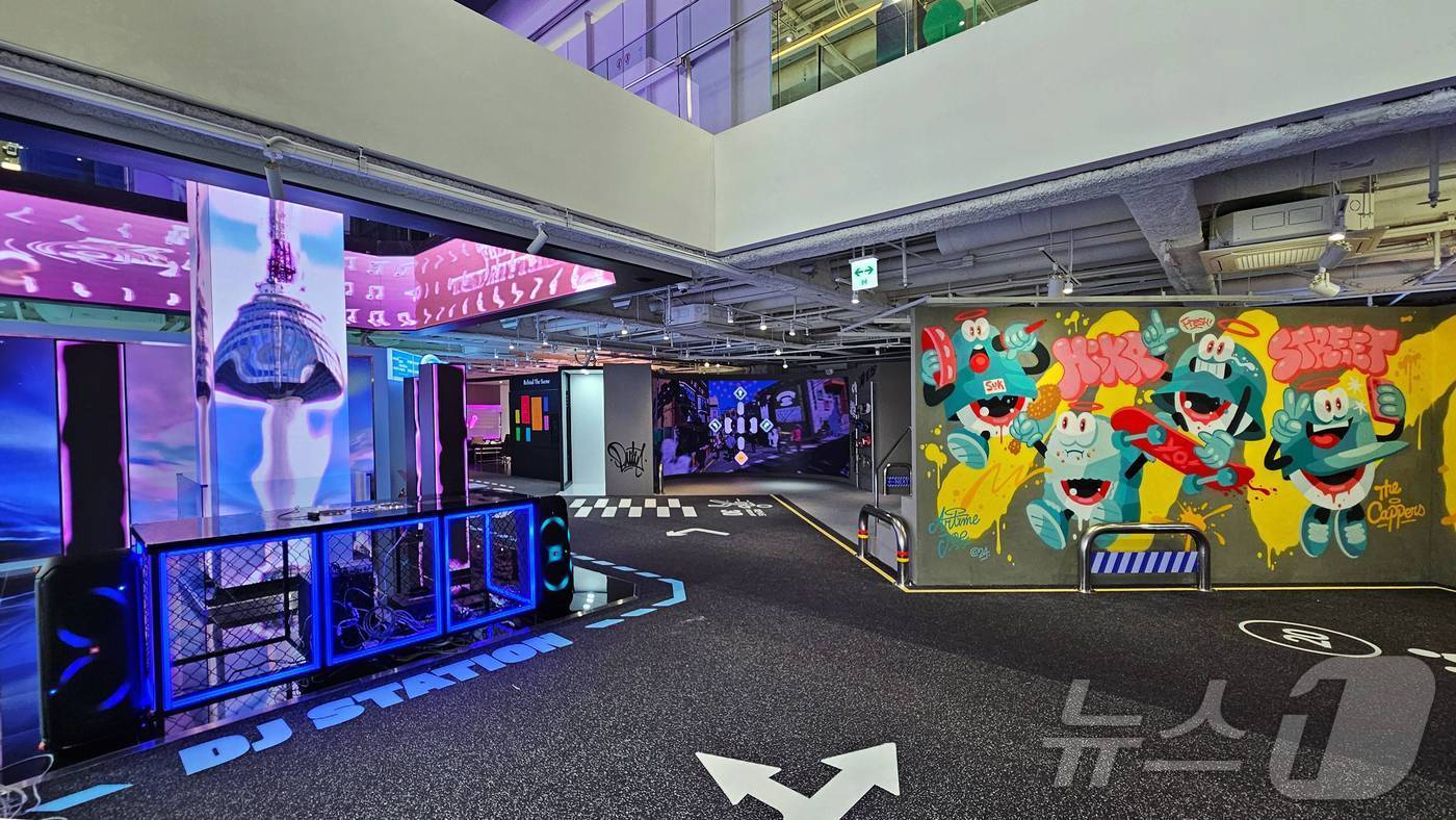 본문 이미지 - 하이커 그래운드에서 진행하는 '하이커 스트리트' 전시 모습.(한국관광공사 제공)