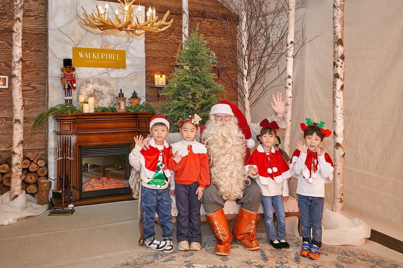 본문 이미지 - 핀란드 공인 산타와 함께하는 워커힐의 ‘2024 산타 키즈 빌리지’ 현장 사진.&#40;워커힐 호텔앤리조트 제공&#41;.