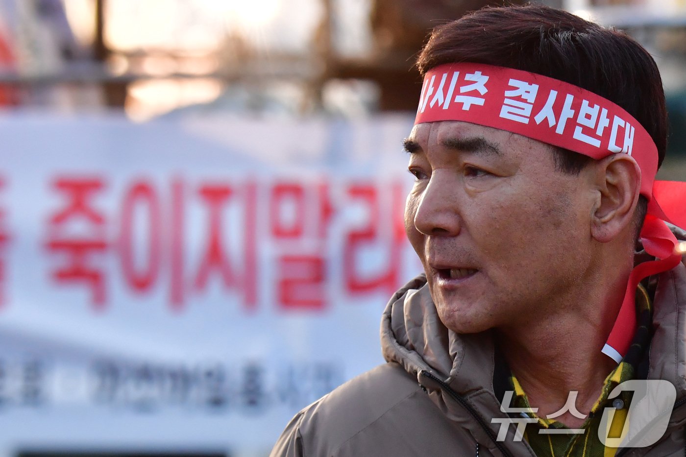 본문 이미지 - 20일 오전 경북 포항시 남구 구룡포수협 앞에서 구룡포홍게통발협회와 연안홍게선주협회 등 어업인들이 대왕고래 시추작업과 관련 어장 피해보상을 요구하며 석유공사에 항의하고 있다. 2024.12.20/뉴스1 ⓒ News1 최창호 기자