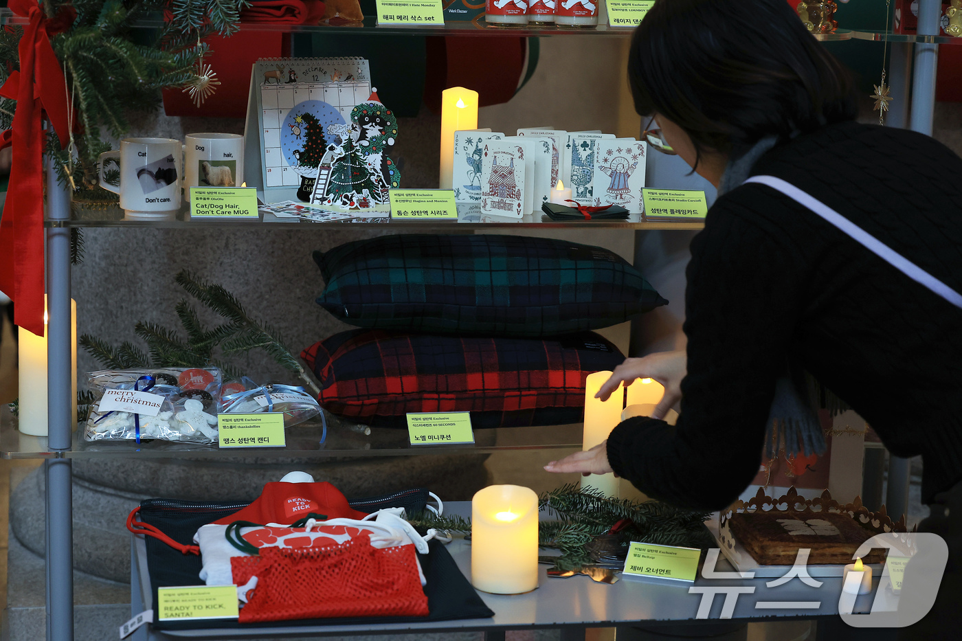 (서울=뉴스1) 박정호 기자 = 20일 오전 서울시 중구 문화역서울284에서 열린 크리스마스 마켓 '비밀의 성탄역' 행사에서 전시 기획자가 전시 막바지 준비를 하고 있다.국내 디자 …