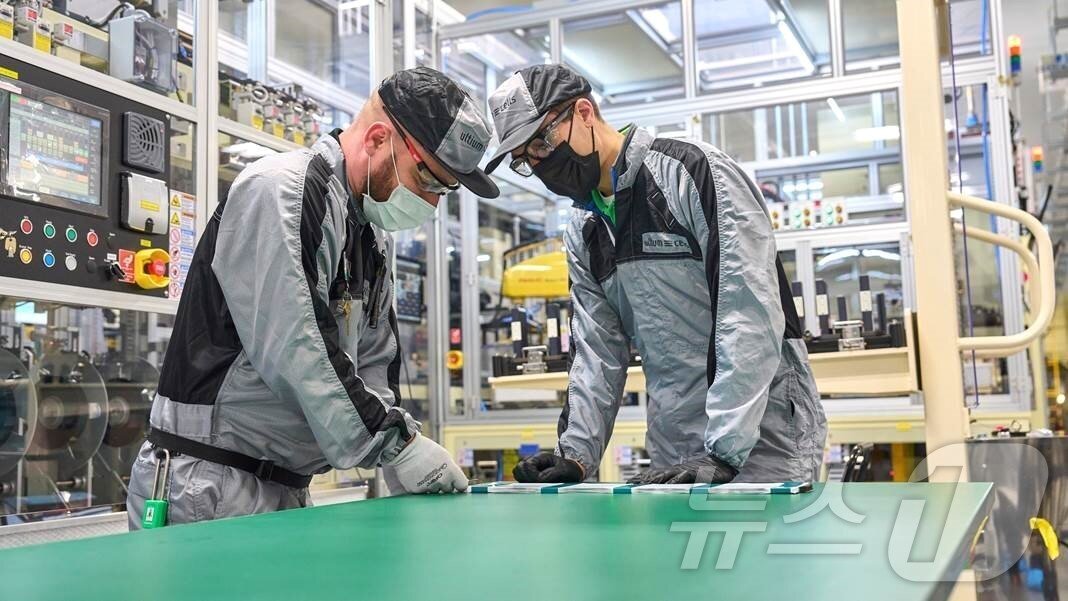 본문 이미지 - LG에너지솔루션-GM 합작 1공장 직원들이 배터리를 생산하고 있다.(LG에너지솔루션 제공) ⓒ News1 최동현 기자