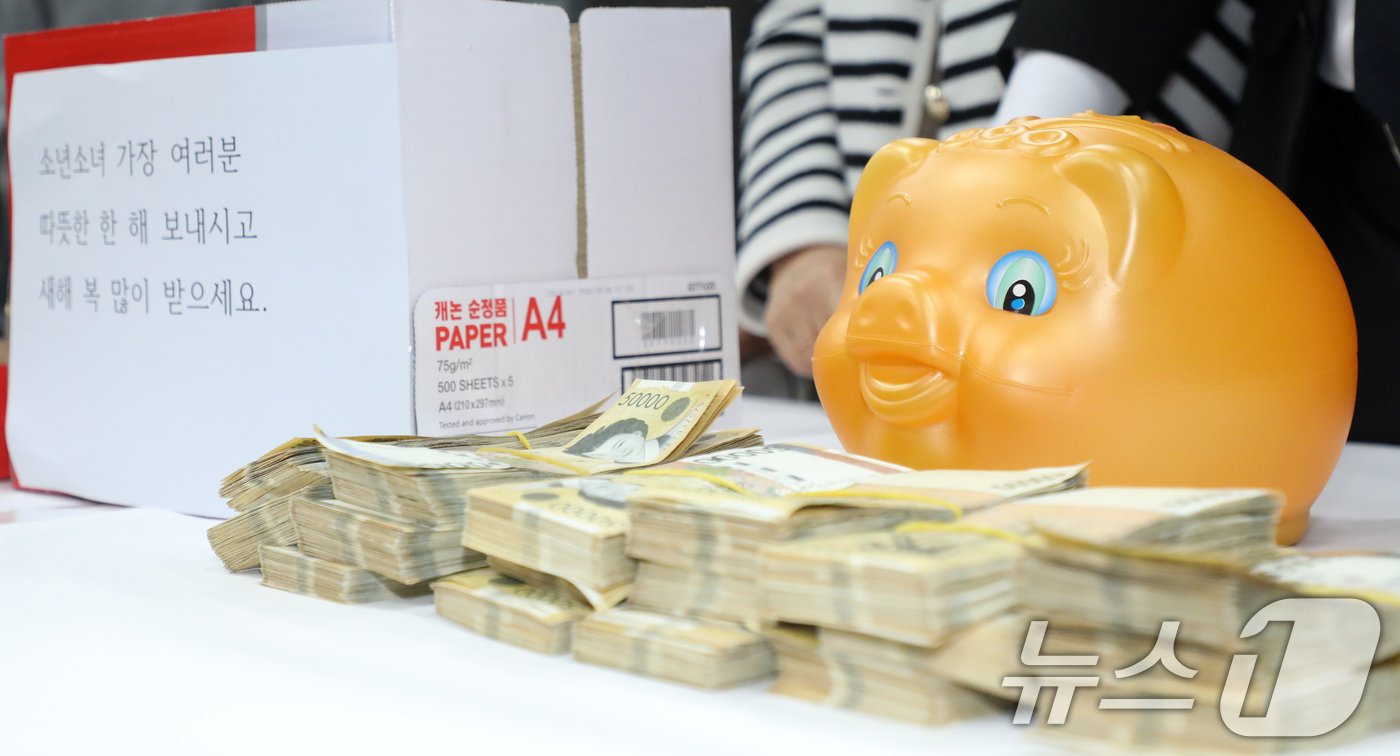 본문 이미지 - 20일 전북자치도 전주시 노송동주민센터에서 직원들이 얼굴없는 천사가 전달한 성금을 확인하고 있다. 얼굴없는 천사의 선행은 25년째 이어져오고 있으며 성금과 함께 &#39;소년소녀 가장 여러분 따뜻한 한 해 보내시고 새해 복 많이 받으세요.&#39;라는 글을 보내왔다. 2024.12.20/뉴스1 ⓒ News1 유경석 기자