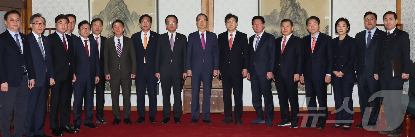 한덕수 대통령 권한대행 국무총리와 권성동 국민의힘 대표 권한대행 겸 원내대표가 20일 서울 종로구 삼청동 총리공관에서 열린 고위당정협의회에서 참석자들과 함께 기념촬영을 하고 있다. &#40;총리실 제공&#41; 2024.12.20/뉴스1