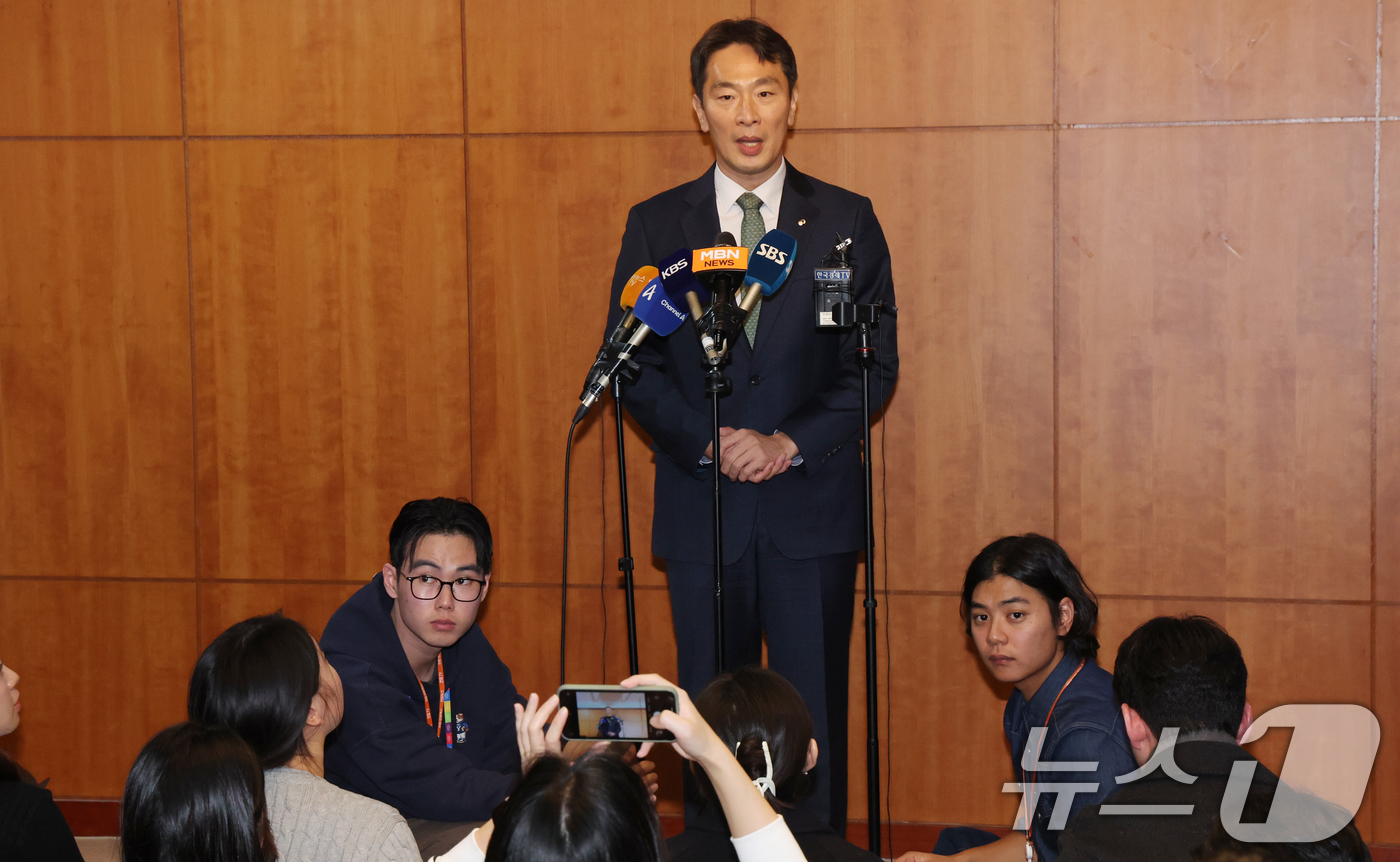 (서울=뉴스1) 김명섭 기자 = 이복현 금융감독원장이 20일 서울 여의도 주택건설회관에서 건설업계 및 부동산시장 전문가 간담회를 마치고 백브리핑을 하고 있다. 2024.12.20/ …