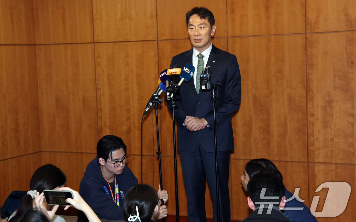 (서울=뉴스1) 김명섭 기자 = 이복현 금융감독원장이 20일 서울 여의도 주택건설회관에서 건설업계 및 부동산시장 전문가 간담회를 마치고 백브리핑을 하고 있다. 2024.12.20/ …