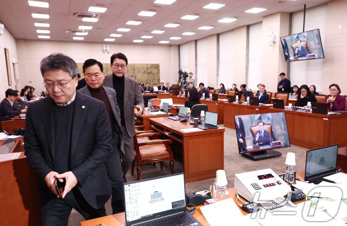 본문 이미지 - 문화체육관광위원회 소속 국민의힘 박정하 간사(왼쪽)와 신동욱 의원 등이 20일 오전 서울 여의도 국회에서 열린 문화체육관광위원회 전체회의에서 여야 의원들 간의 의사진행 발언 도중 갈등을 빚으면서 현안질의가 지연되자 퇴장하고 있다. 2024.12.20/뉴스1 ⓒ News1 김민지 기자