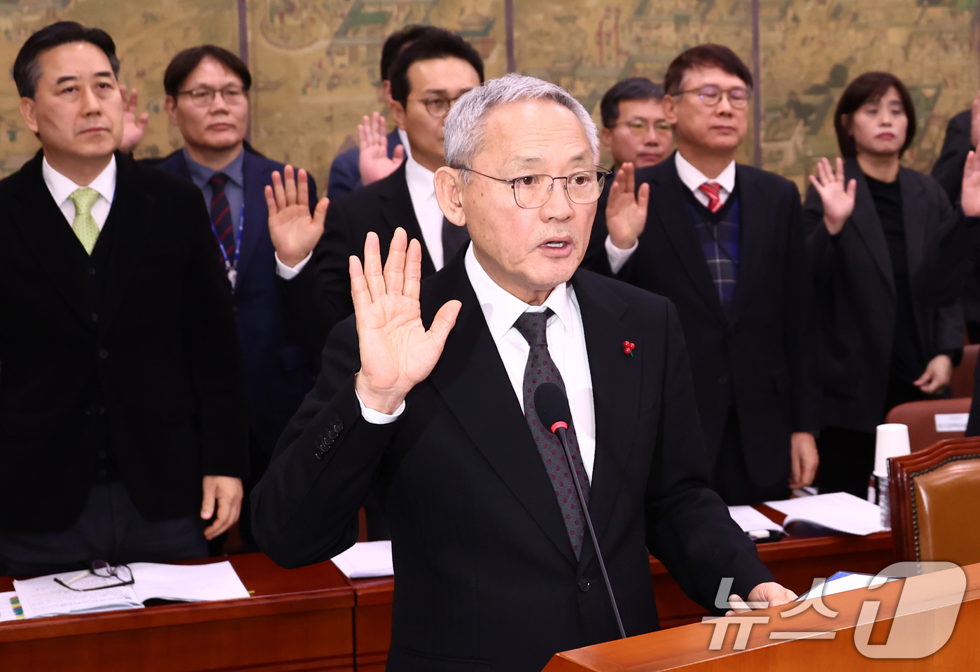 (서울=뉴스1) 김민지 기자 = 유인촌 문화체육관광부 장관이 20일 오전 서울 여의도 국회에서 열린 문화체육관광위원회 전체회의에 출석, 증인 선서를 하고 있다. 2024.12.20 …