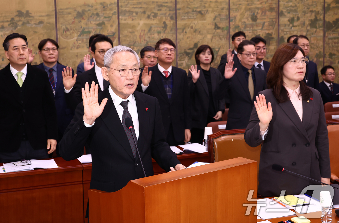 (서울=뉴스1) 김민지 기자 = 유인촌 문화체육관광부 장관과 장미란 2차관이 20일 오전 서울 여의도 국회에서 열린 문화체육관광위원회 전체회의에 출석, 증인 선서를 하고 있다. 2 …