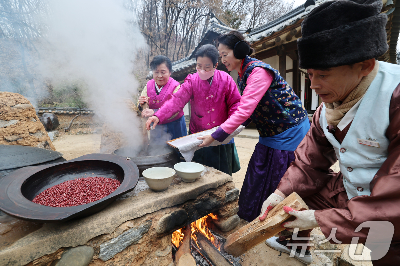 (용인=뉴스1) 김영운 기자 = 절기상 동지를 하루 앞둔 20일 오후 경기 용인시 기흥구 한국민속촌에서 직원들이 팥죽을 쑤고 있다. 2024.12.20/뉴스1