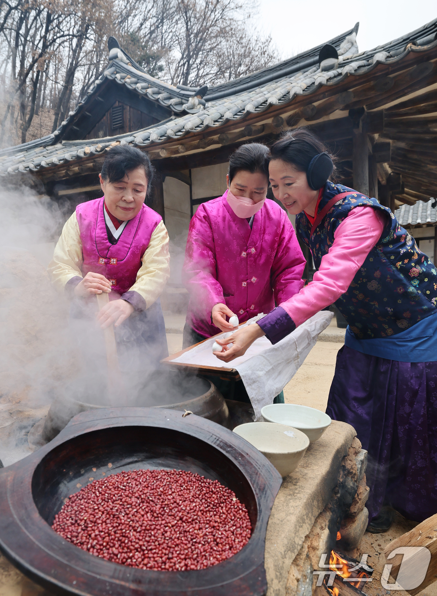 (용인=뉴스1) 김영운 기자 = 절기상 동지를 하루 앞둔 20일 오후 경기 용인시 기흥구 한국민속촌에서 직원들이 팥죽을 쑤고 있다. 2024.12.20/뉴스1