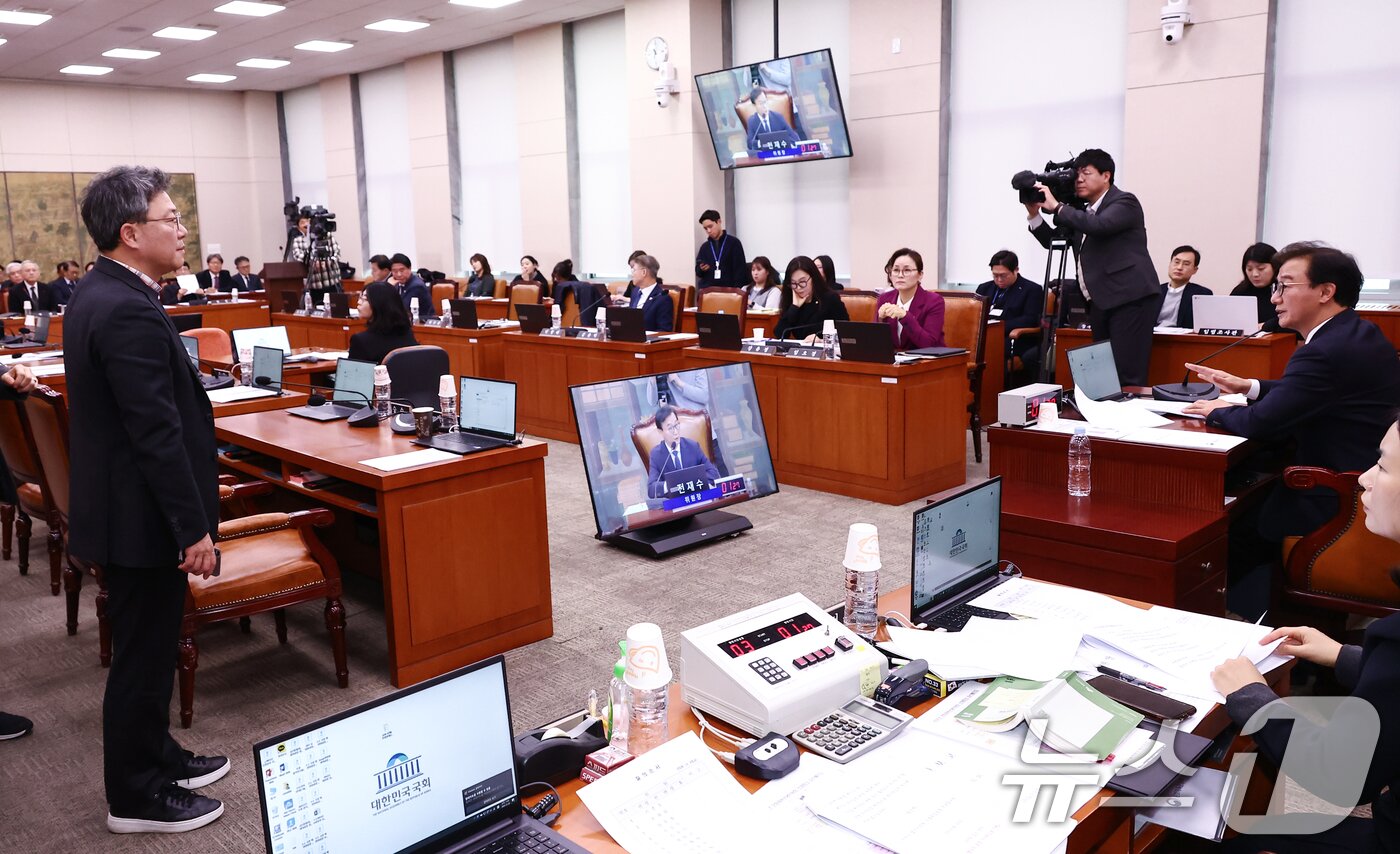 본문 이미지 - 문화체육관광위원회 소속 국민의힘 박정하 간사&#40;왼쪽&#41;가 20일 오전 서울 여의도 국회에서 열린 문화체육관광위원회 전체회의에서 여야 의원들 간의 의사진행 발언 과정에서 갈등을 빚으면서 현안질의가 지연되자 전재수 위원장에게 퇴장 의사를 밝히고 있다. 2024.12.20/뉴스1 ⓒ News1 김민지 기자