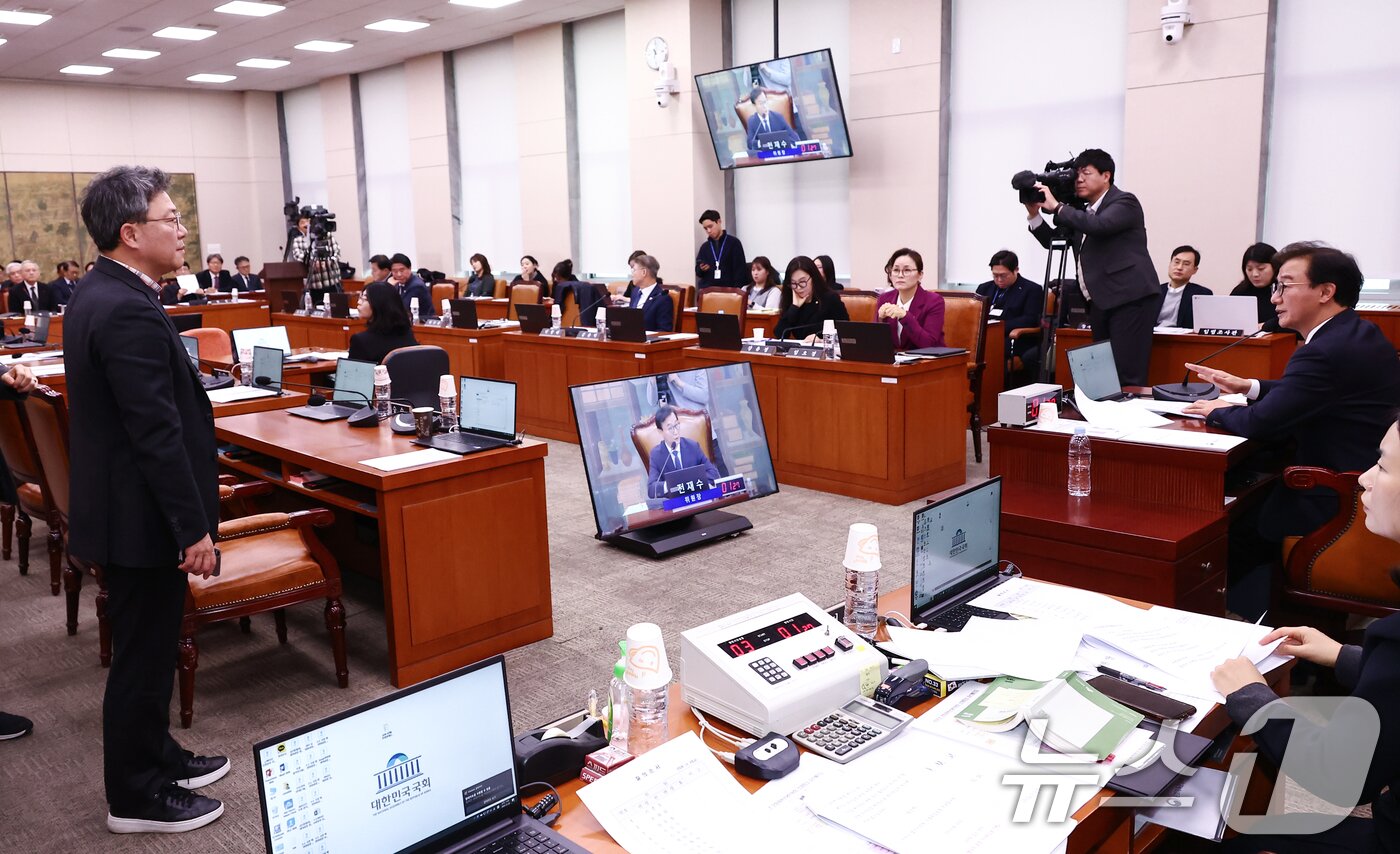 문화체육관광위원회 소속 국민의힘 박정하 간사&#40;왼쪽&#41;가 20일 오전 서울 여의도 국회에서 열린 문화체육관광위원회 전체회의에서 여야 의원들 간의 의사진행 발언 과정에서 갈등을 빚으면서 현안질의가 지연되자 전재수 위원장에게 퇴장 의사를 밝히고 있다. 2024.12.20/뉴스1 ⓒ News1 김민지 기자