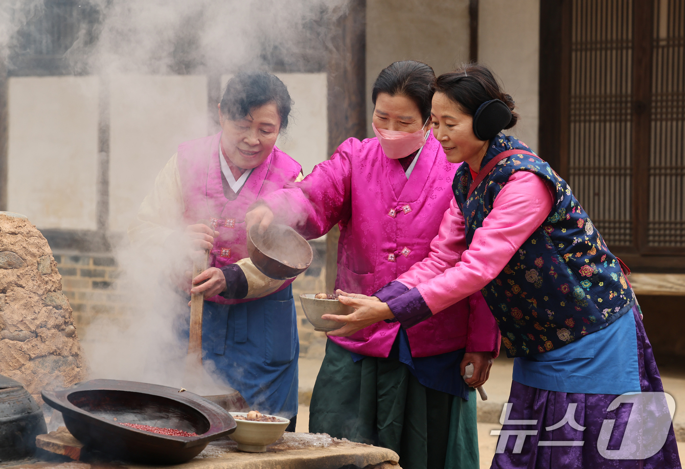 (용인=뉴스1) 김영운 기자 = 절기상 동지를 하루 앞둔 20일 오후 경기 용인시 기흥구 한국민속촌에서 직원들이 팥죽을 쑤고 있다. 2024.12.20/뉴스1