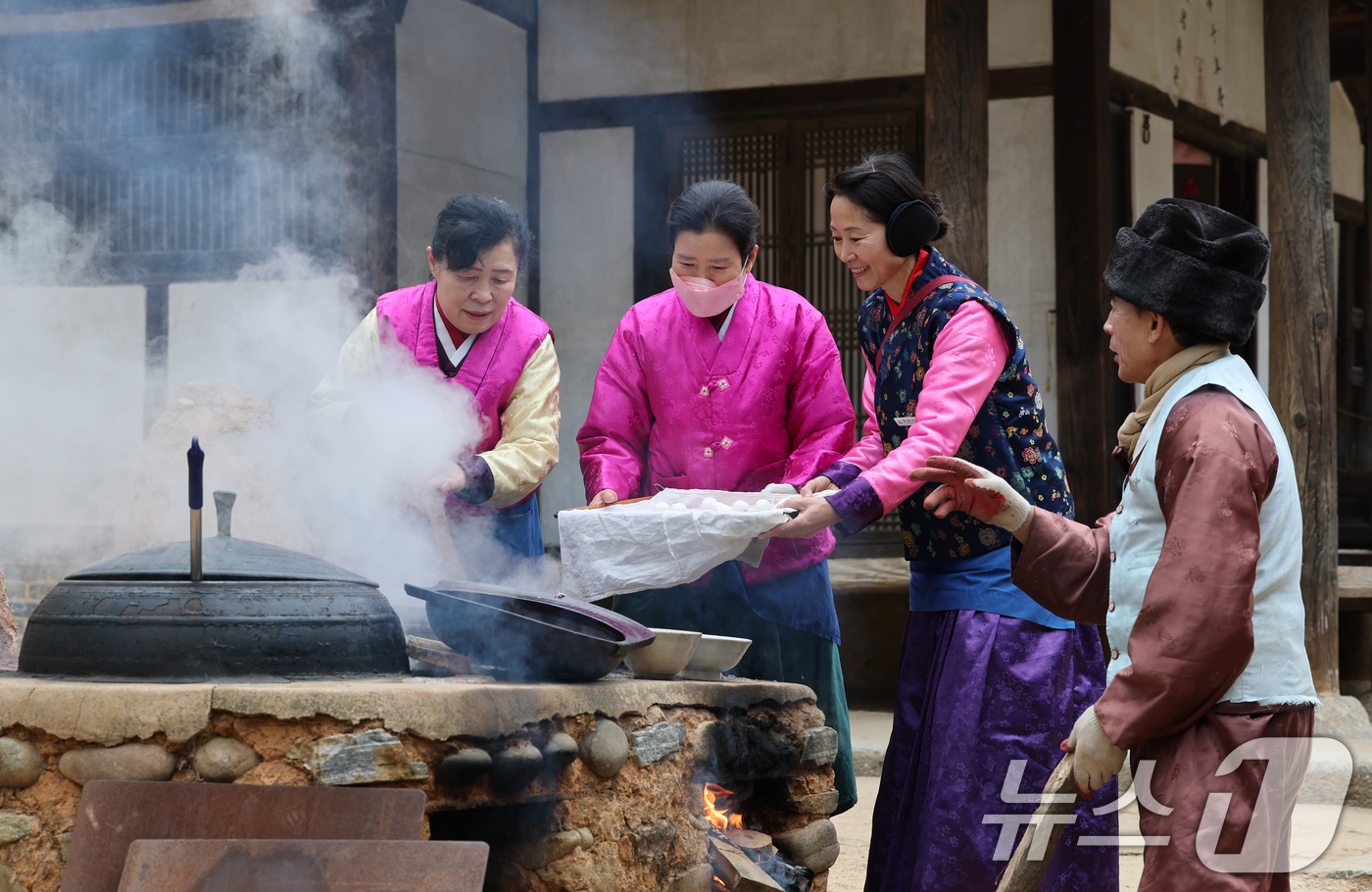 (용인=뉴스1) 김영운 기자 = 절기상 동지를 하루 앞둔 20일 오후 경기 용인시 기흥구 한국민속촌에서 직원들이 팥죽을 쑤고 있다. 2024.12.20/뉴스1