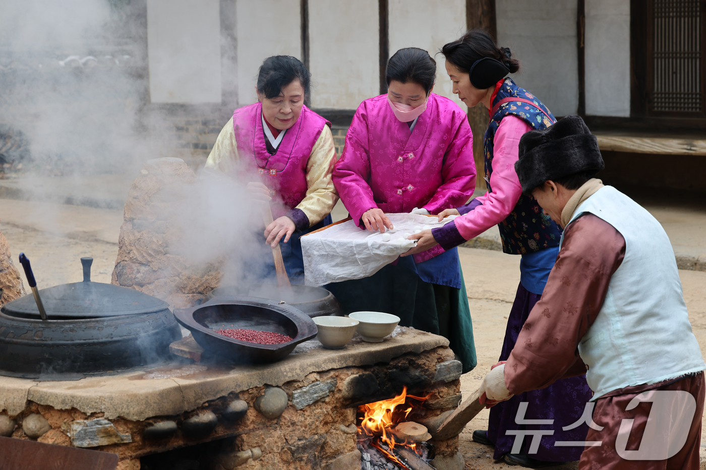 (용인=뉴스1) 김영운 기자 = 절기상 동지를 하루 앞둔 20일 오후 경기 용인시 기흥구 한국민속촌에서 직원들이 팥죽을 쑤고 있다. 2024.12.20/뉴스1