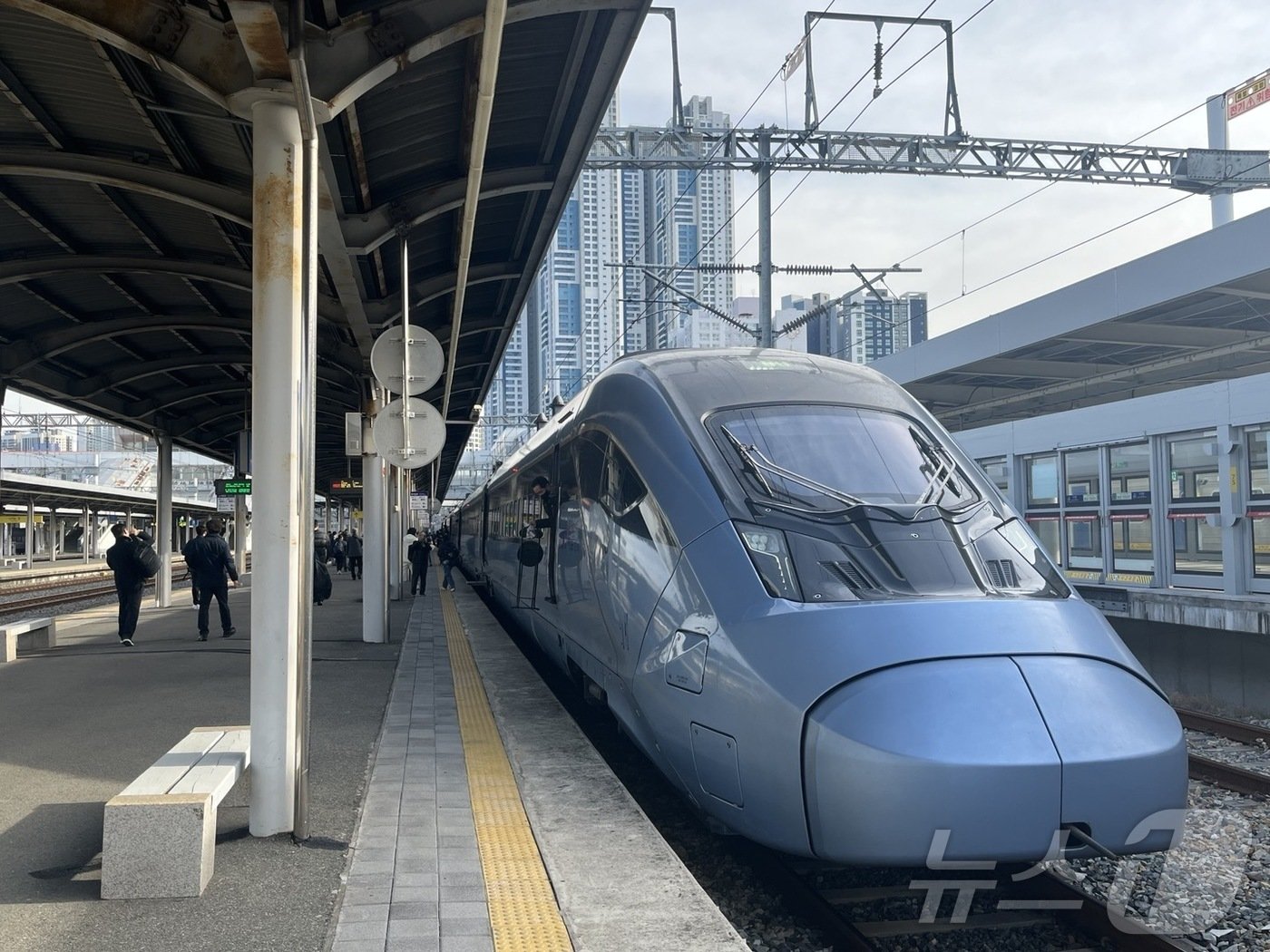 본문 이미지 - 20일 오전 KTX-이음 열차가 부산 부전역에 도착한 뒤 정차해 있다.2024.12.20/뉴스1 ⓒ News1 장광일 기자