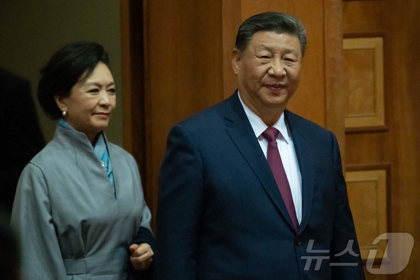 (마카오 AFP=뉴스1) 우동명 기자 = 시진핑 중국 국가주석과 부인 펑리위안 여사가 19일(현지시간) 마카오 반환 25주년 기념식 전야 만찬에 참석을 하고 있다. 2024.12. …