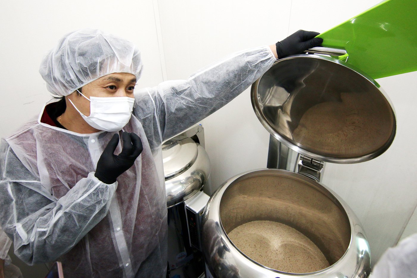 본문 이미지 - 김명길 발효공방1991 양조사가 막걸리 제조 과정에 대해 설명하고 있는 모습&#40;교촌에프앤비 제공&#41;.